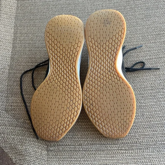 Excellent condition, New Balance Black Sneakers with Gold Highlights - Picture 2 of 6